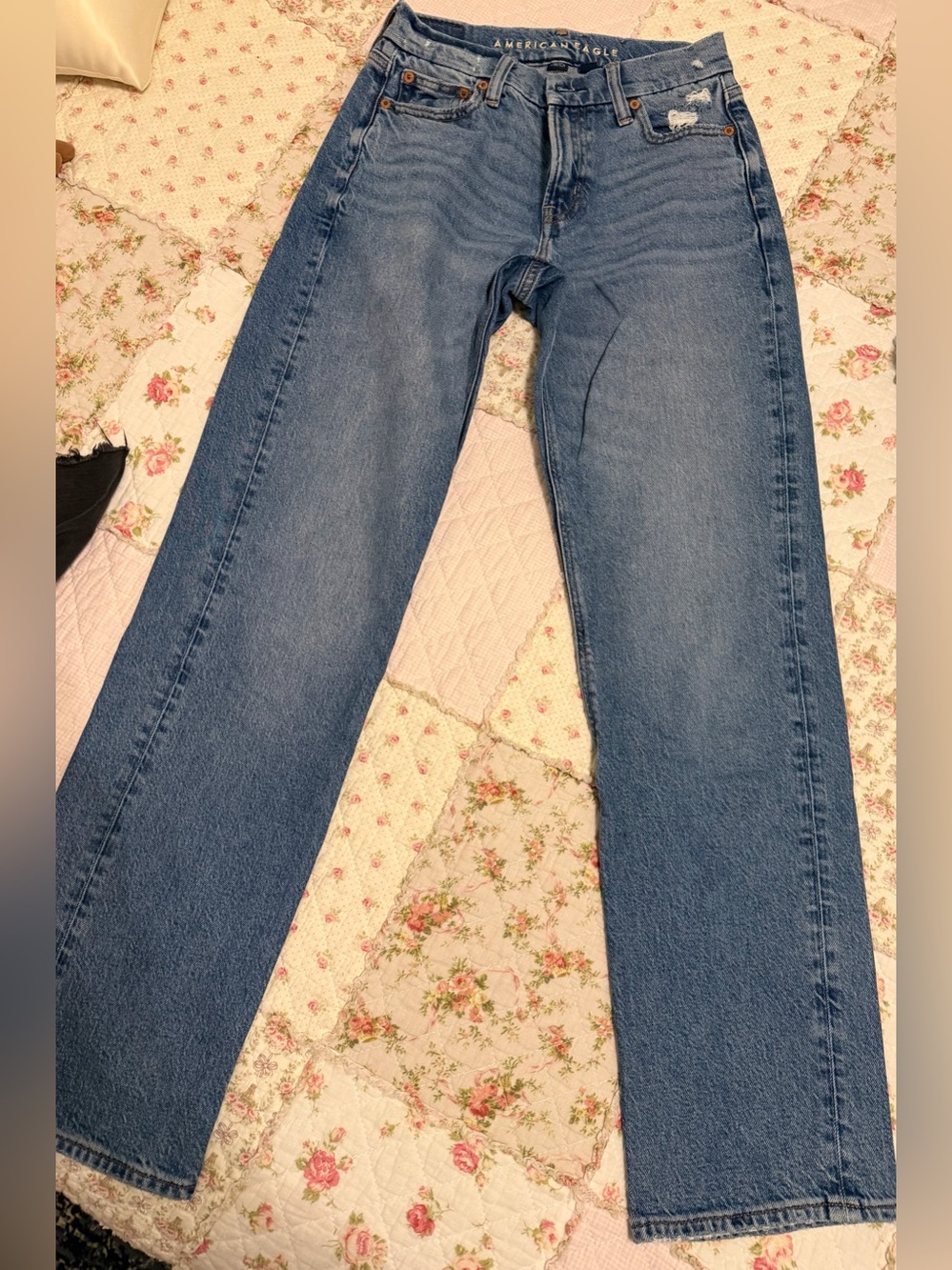 American Eagle Outfitters Straight Leg Jeans in Medium Blue Wash